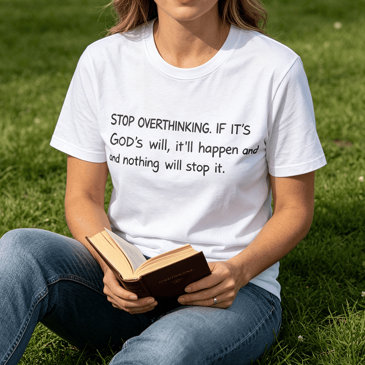 Christianartworkshop T-shirt à manches courtes premium « Arrêtez de trop réfléchir à la volonté de Dieu » - image 0