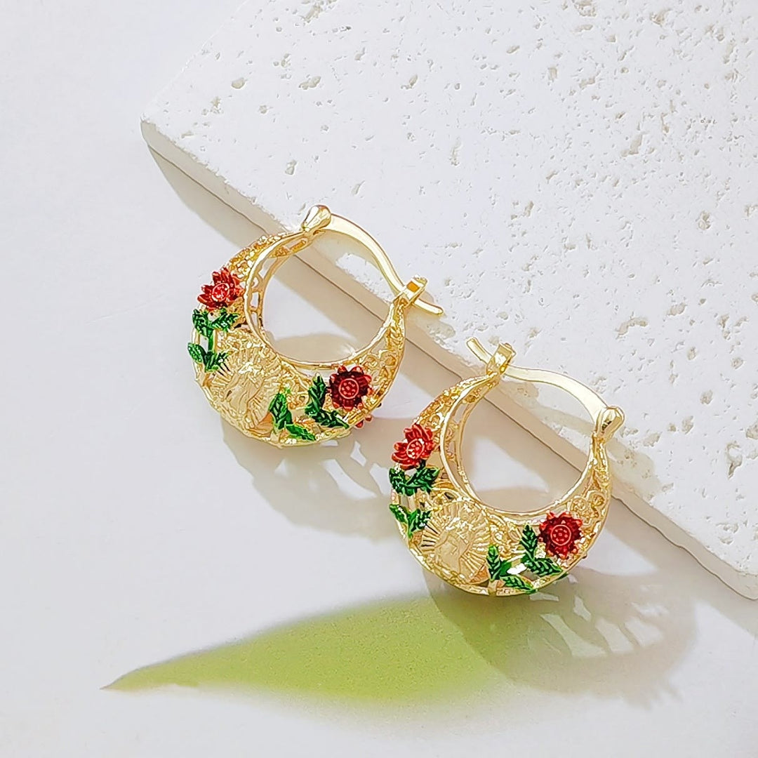 Christianartworkshop Boucles d'oreilles créoles délicates en filigrane ornées de motifs de Notre-Dame de Guadalupe et de roses émaillées : un rappel de la Miséricorde divine - Rouge et vert - image 0