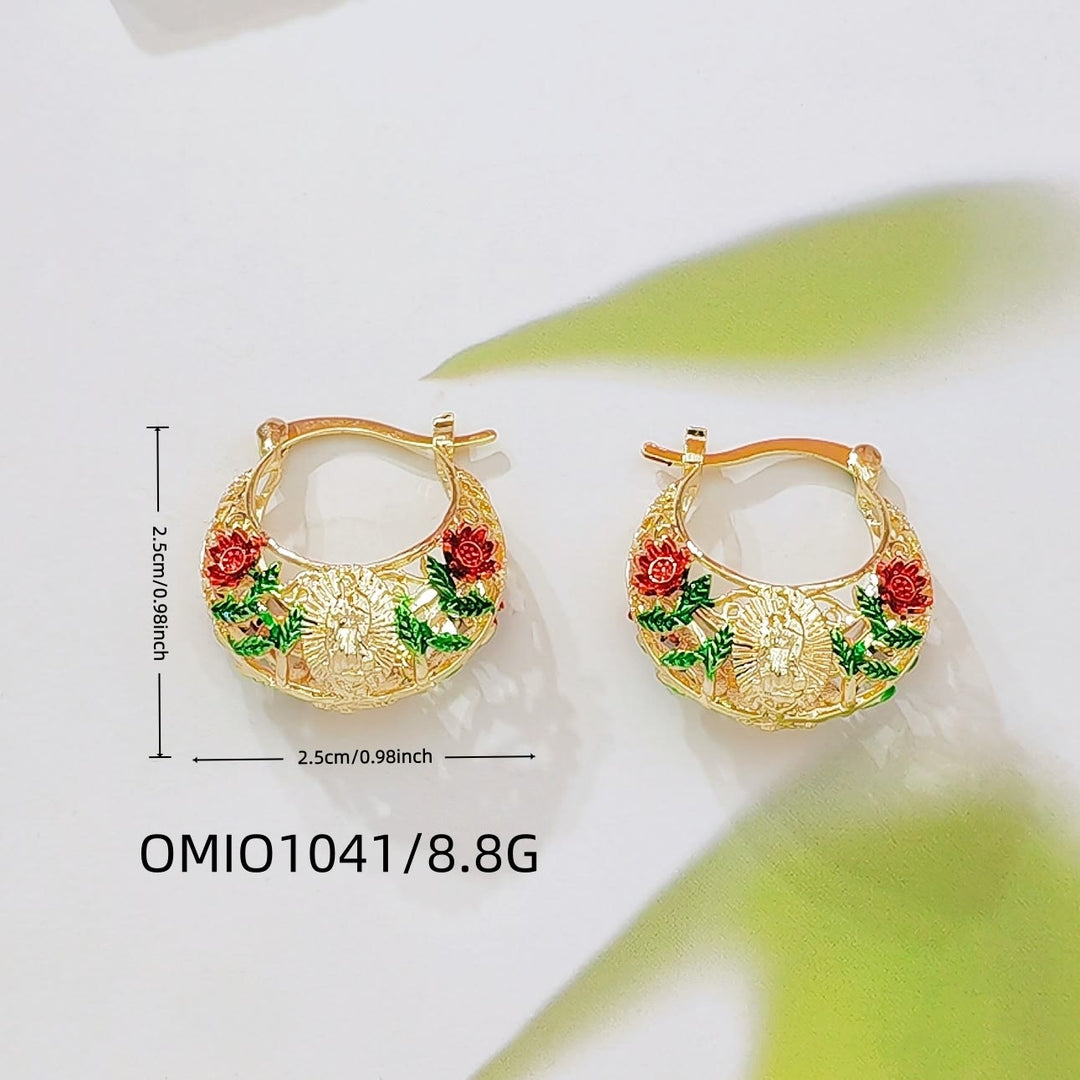 Christianartworkshop Boucles d'oreilles créoles délicates en filigrane ornées de motifs de Notre-Dame de Guadalupe et de roses émaillées : un rappel de la Miséricorde divine - image 2