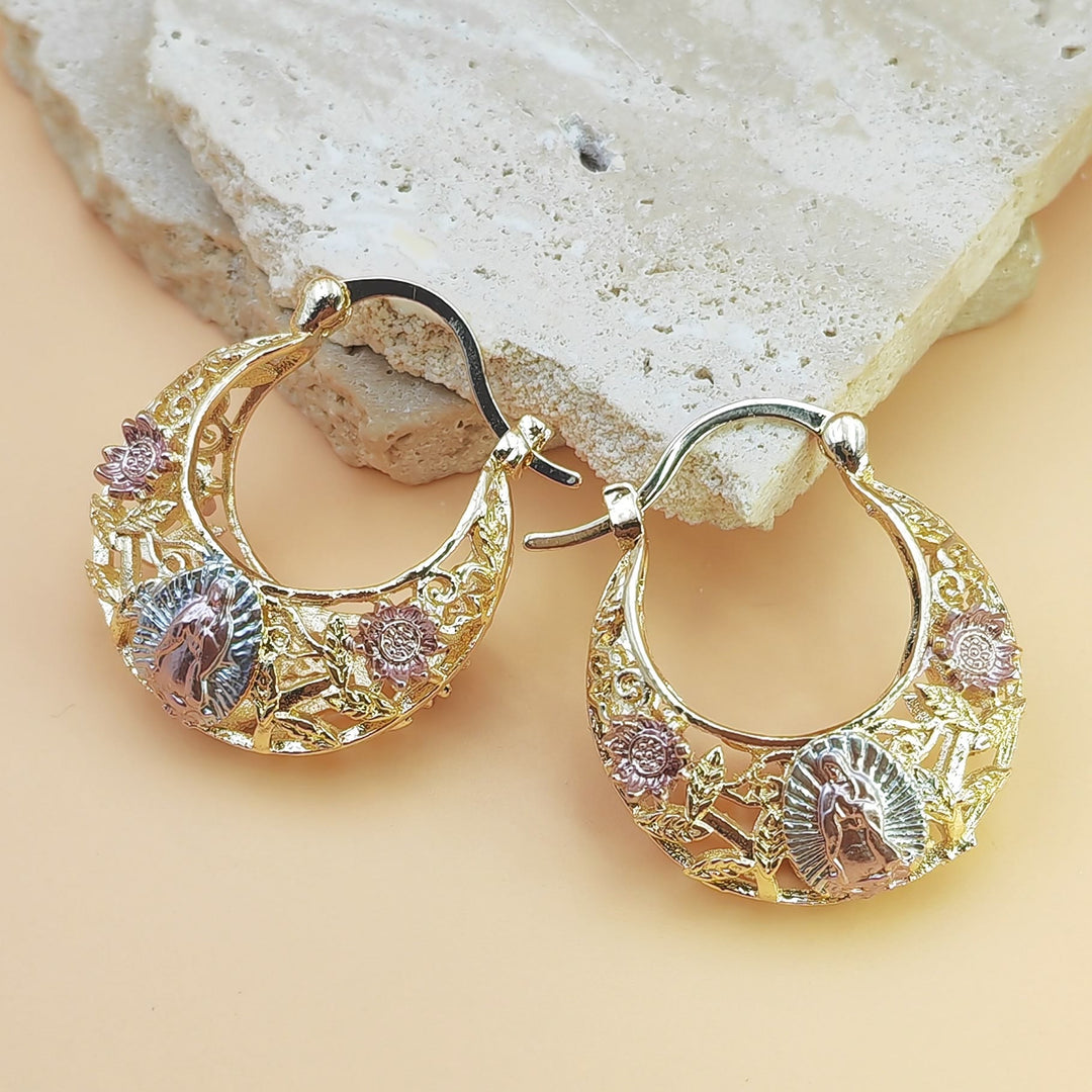 Christianartworkshop Boucles d'oreilles créoles délicates en filigrane ornées de motifs de Notre-Dame de Guadalupe et de roses émaillées : un rappel de la Miséricorde divine - Rose - image 3