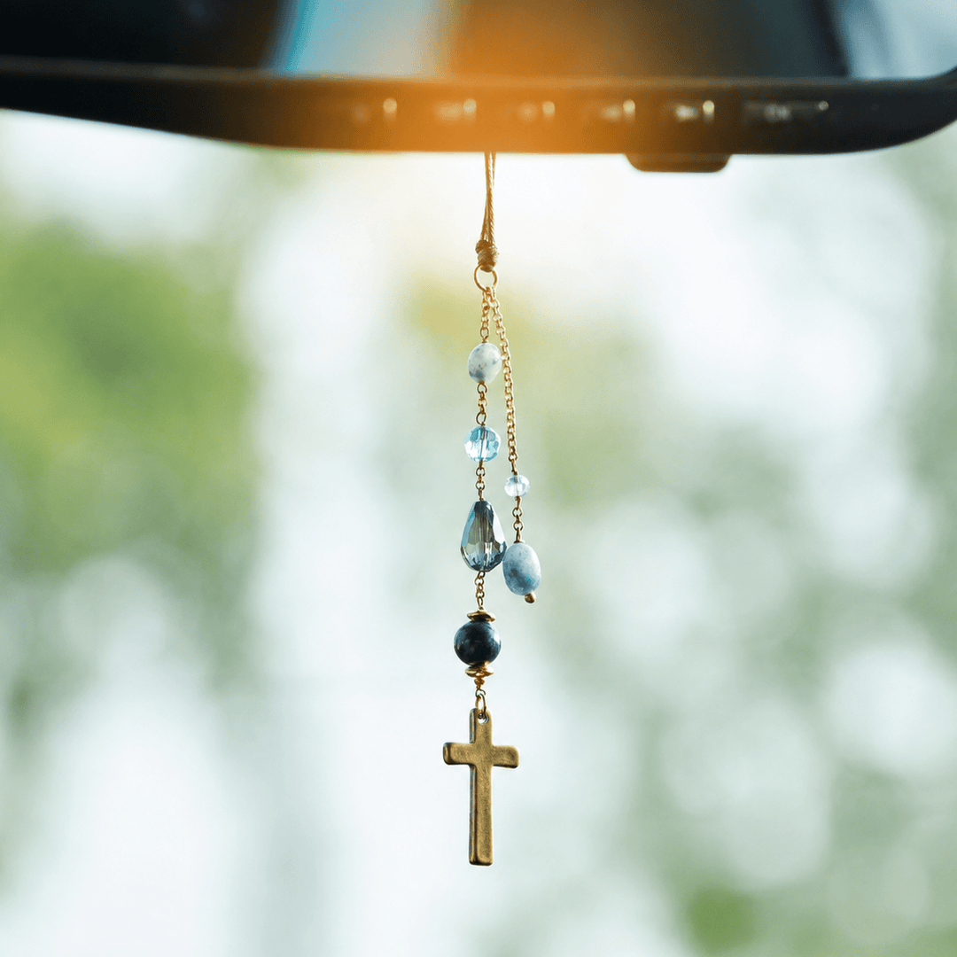 Christianartworkshop Ornement minimaliste en forme de croix à suspendre pour voiture, orné de pierres naturelles et de perles de cristal : un rappel de la paix intérieure sur la route. - Cristal bleu - image 0