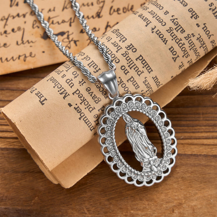 Christianartworkshop Collier ovale ajouré Notre-Dame avec halo de zircon et chaîne tressée : un rappel de la miséricorde divine et de la protection céleste - Argent - image 4