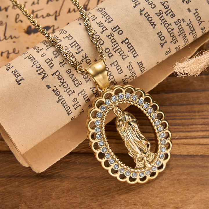 Christianartworkshop Collier ovale ajouré Notre-Dame avec halo de zircon et chaîne tressée : un rappel de la miséricorde divine et de la protection céleste - Doré - image 0