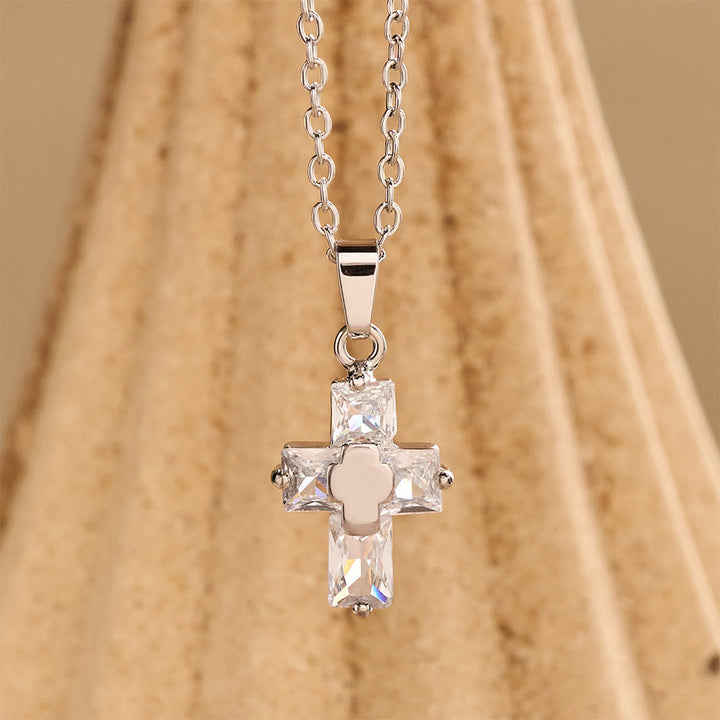 Christianartworkshop Collier pendentif croix incrustée de zircon avec incrustation centrale polie : symbole de grâce sacrée rayonnante et de foi inébranlable - Argent - image 3