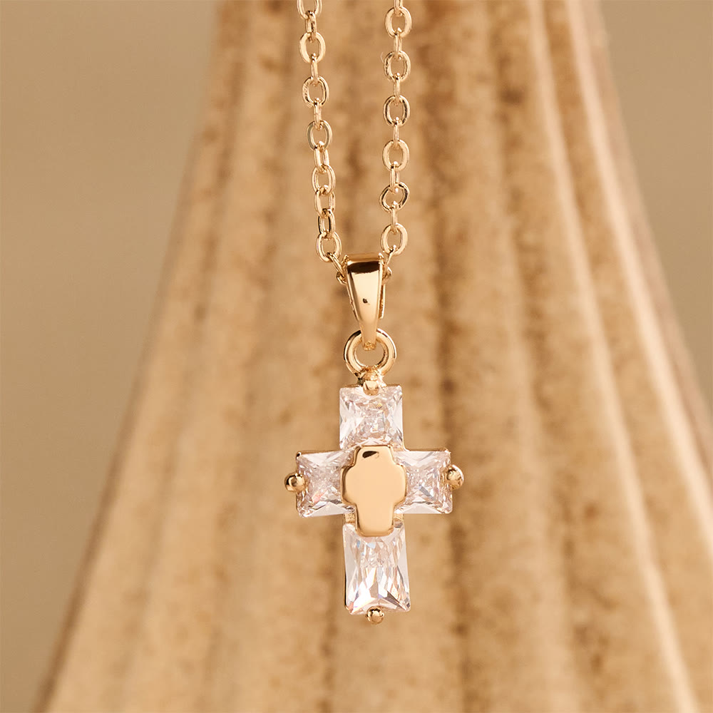 Christianartworkshop Collier pendentif croix incrustée de zircon avec incrustation centrale polie : symbole de grâce sacrée rayonnante et de foi inébranlable - Doré - image 0