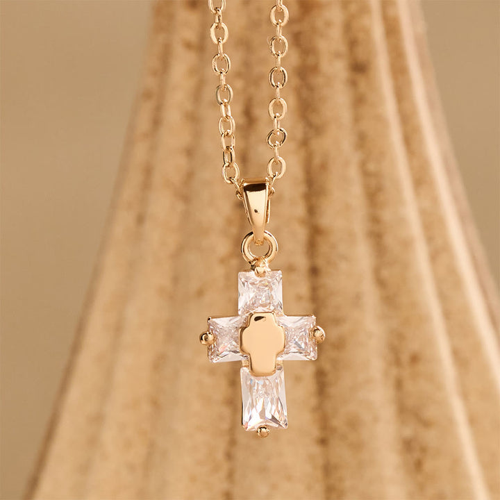 Christianartworkshop Collier pendentif croix incrustée de zircon avec incrustation centrale polie : symbole de grâce sacrée rayonnante et de foi inébranlable - Doré - image 0