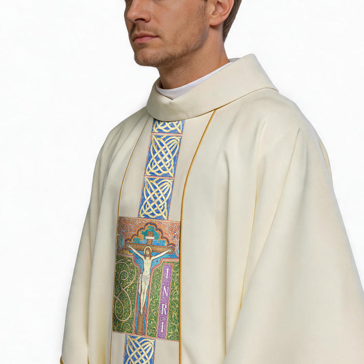 Christianartworkshop Chasuble élégante imprimée avec crucifix central, inscription INRI et motif celtique orné. - image 5