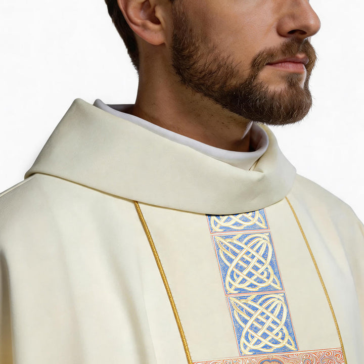 Christianartworkshop Chasuble élégante imprimée avec crucifix central, inscription INRI et motif celtique orné. - image 3