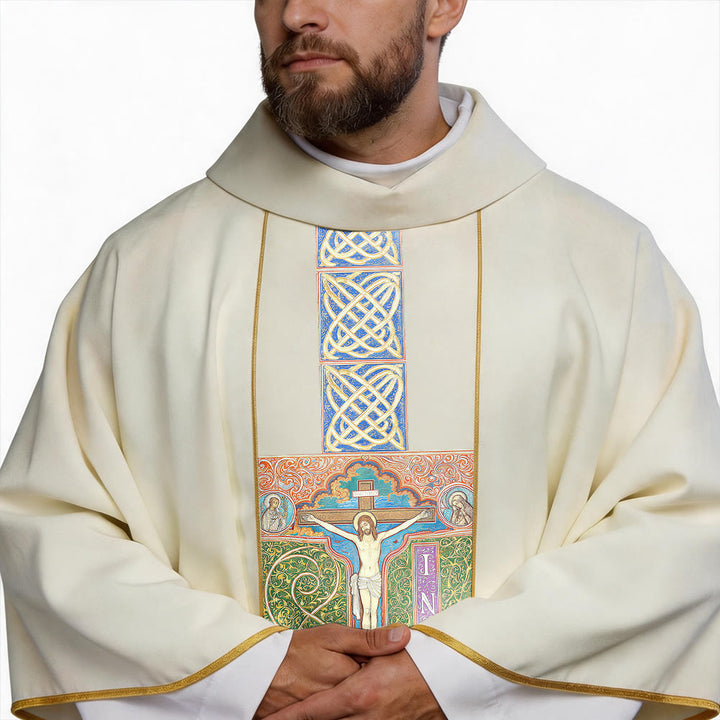 Christianartworkshop Chasuble élégante imprimée avec crucifix central, inscription INRI et motif celtique orné. - image 4