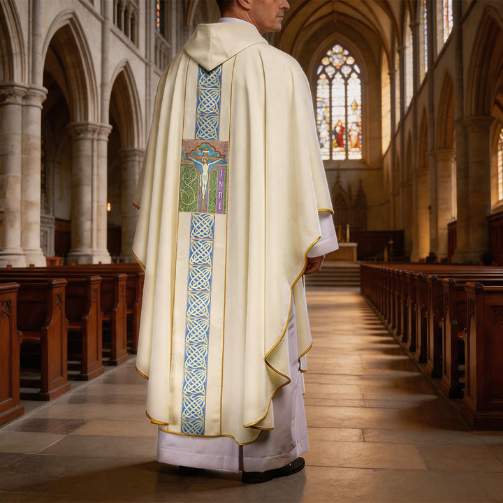 Christianartworkshop Chasuble élégante imprimée avec crucifix central, inscription INRI et motif celtique orné. - image 2