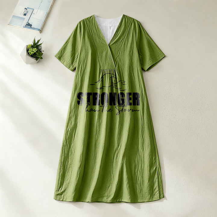 Robe midi à manches courtes et col en V à motif vague « Plus forte que la tempête » de Christianartworkshop - Vert olive - 4XL - image 4