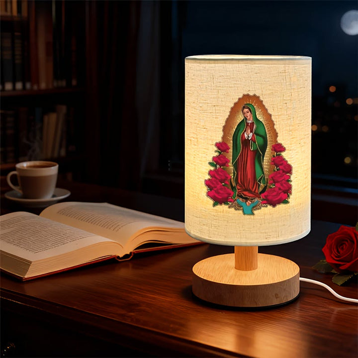 Christianartworkshop Lampe de table Notre-Dame de Guadalupe avec pied en bois naturel et abat-jour en tissu : symbole de douces bénédictions nocturnes - image 3