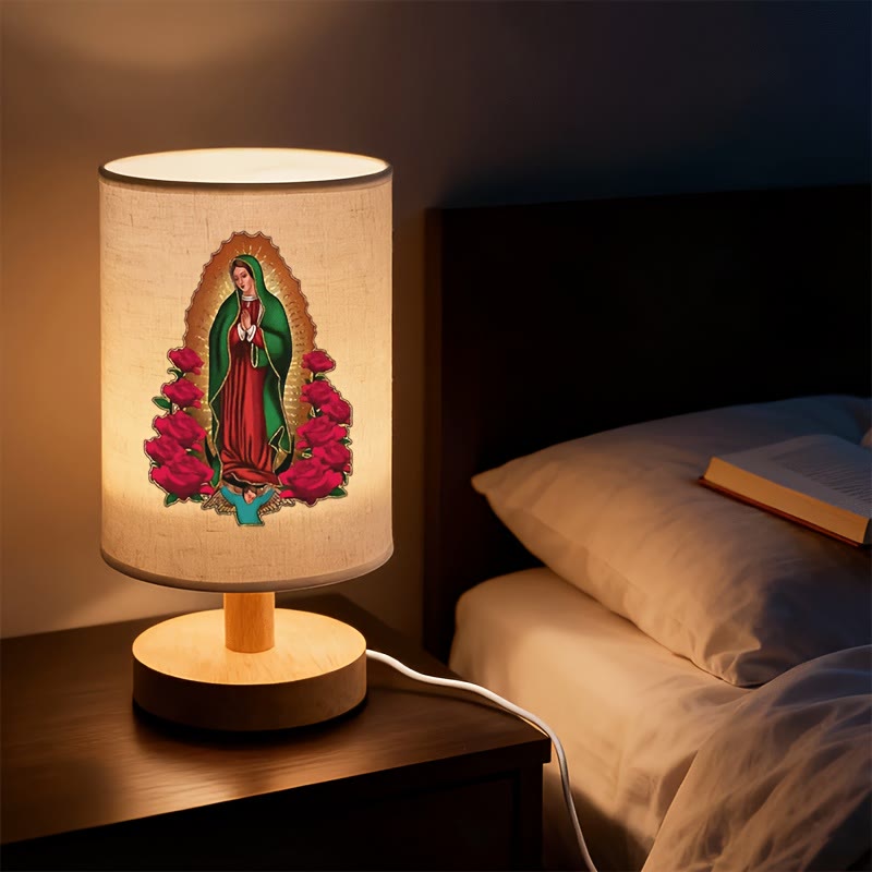 Christianartworkshop Lampe de table Notre-Dame de Guadalupe avec pied en bois naturel et abat-jour en tissu : symbole de douces bénédictions nocturnes - Notre-Dame de Guadalupe - image 0