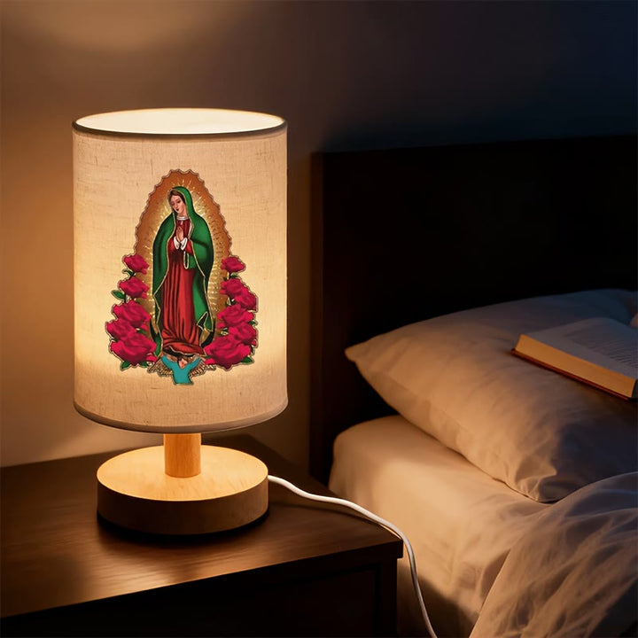 Christianartworkshop Lampe de table Notre-Dame de Guadalupe avec pied en bois naturel et abat-jour en tissu : symbole de douces bénédictions nocturnes - Notre-Dame de Guadalupe - image 0