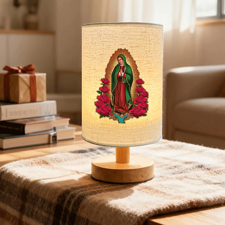 Christianartworkshop Lampe de table Notre-Dame de Guadalupe avec pied en bois naturel et abat-jour en tissu : symbole de douces bénédictions nocturnes - image 2