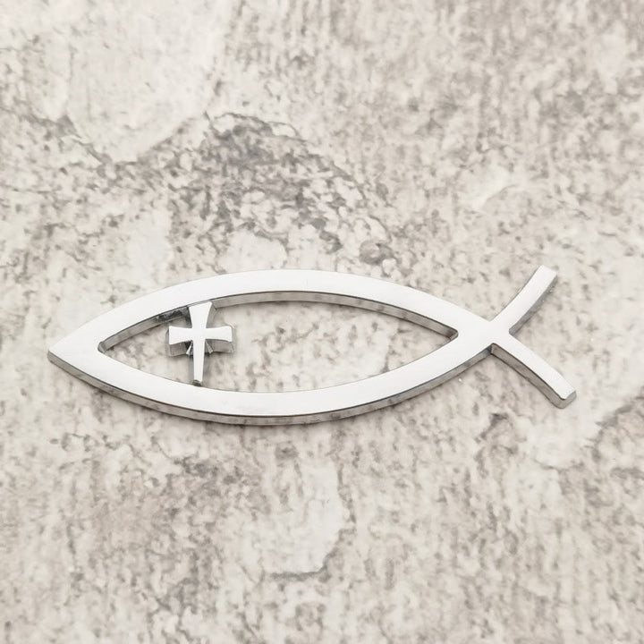 Christianartworkshop Autocollant de voiture Croix encastrée avec cadre en forme de poisson creux Ichthys : Symbole de foi inébranlable et de protection du voyage - Argent - image 1