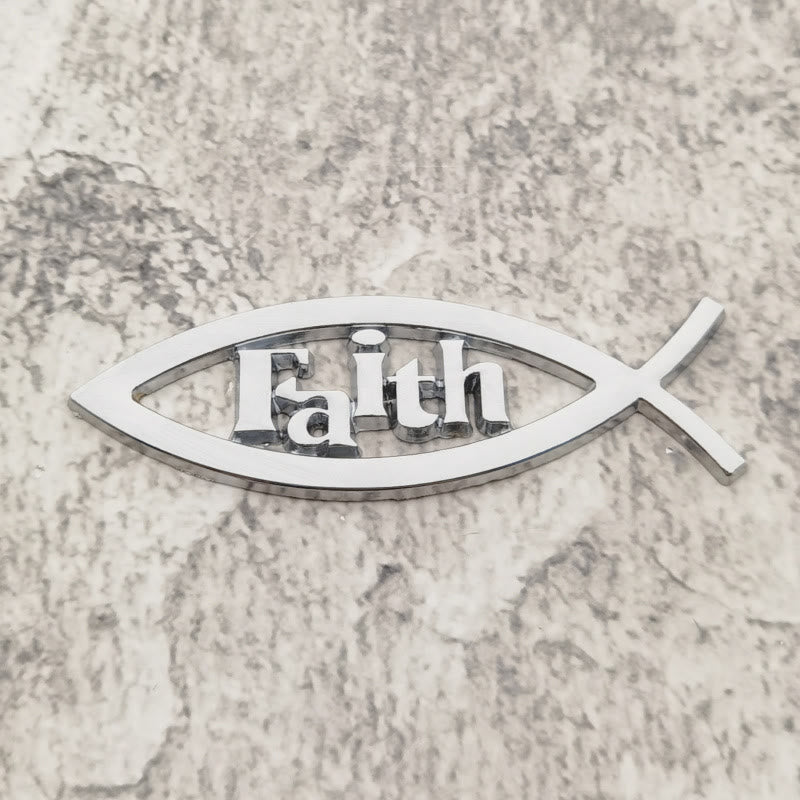Christianartworkshop Autocollant de voiture représentant le contour d'un poisson Ichthys et le symbole de la foi en relief : un symbole de conviction inébranlable et de protection routière - Argent - image 1