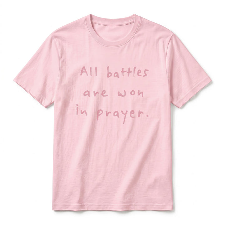 Christianartworkshop T-shirt premium à manches courtes « Toutes les batailles se gagnent par la prière » (affirmation de foi) - image 26