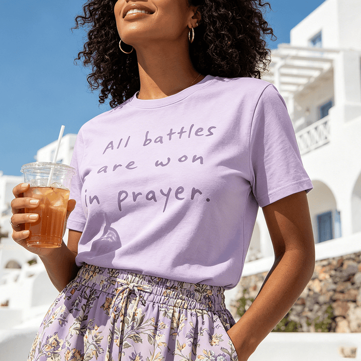 Christianartworkshop T-shirt premium à manches courtes « Toutes les batailles se gagnent par la prière » (affirmation de foi) - image 0