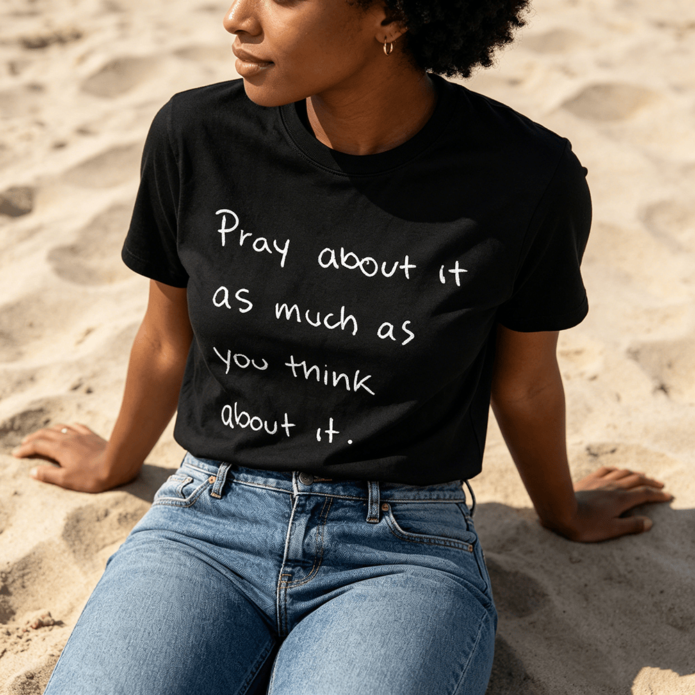 Christianartworkshop « Priez autant que vous y pensez » T-shirt à manches courtes premium Foi écrit à la main - image 0