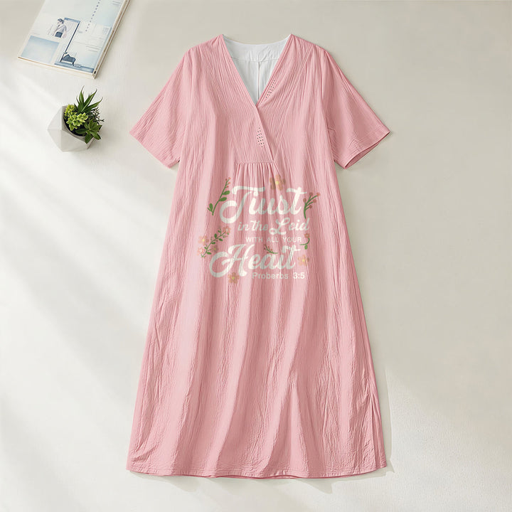 Christianartworkshop - Fais confiance au Seigneur de tout ton cœur - Proverbes 3:5 - Robe midi fleurie à col en V - Rose - 4XL - image 2
