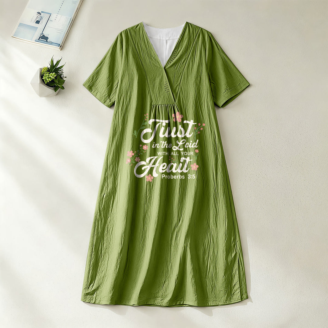 Christianartworkshop - Fais confiance au Seigneur de tout ton cœur - Proverbes 3:5 - Robe midi fleurie à col en V - Vert olive - 4XL - image 0