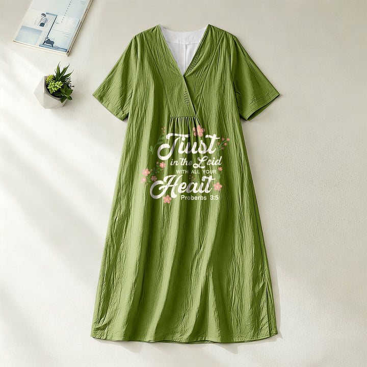 Christianartworkshop - Fais confiance au Seigneur de tout ton cœur - Proverbes 3:5 - Robe midi fleurie à col en V - Vert olive - 4XL - image 0