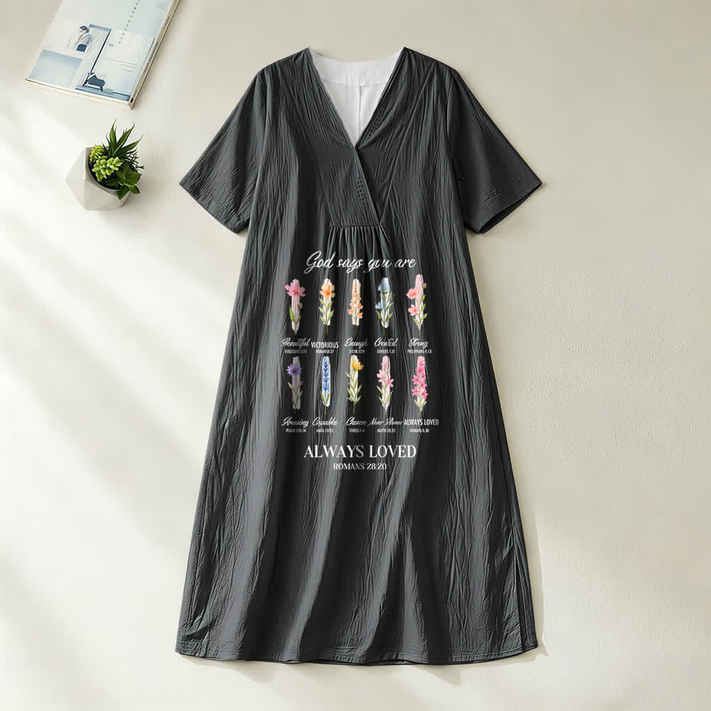 Robe midi fleurie à manches courtes et col en V « Dieu dit que tu es toujours aimée » de Christianartworkshop - Noir - 4XL - image 8