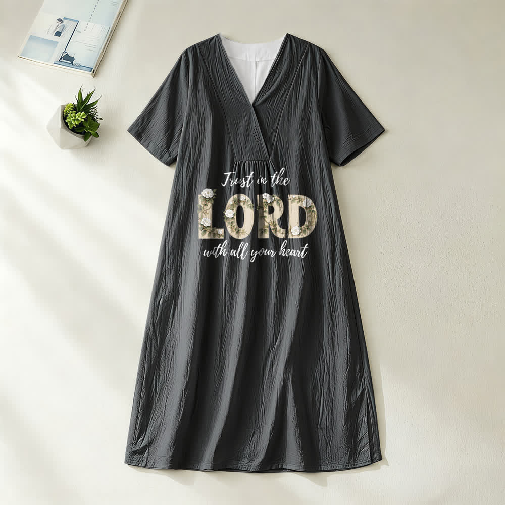 Christianartworkshop Robe midi fleurie à manches courtes et col en V « Confie-toi en Dieu de tout ton cœur » - Noir - 4XL - image 8