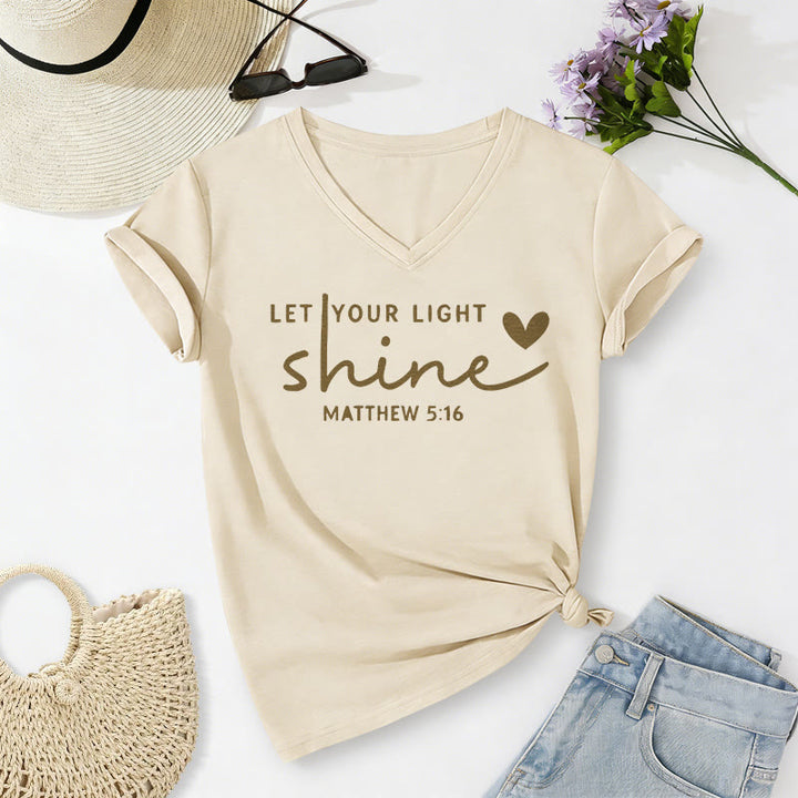Christianartworkshop Que ta lumière brille Matthieu 5:16 T-shirt décontracté à col en V avec inscription en forme de cœur - Beige - 2XL - image 0