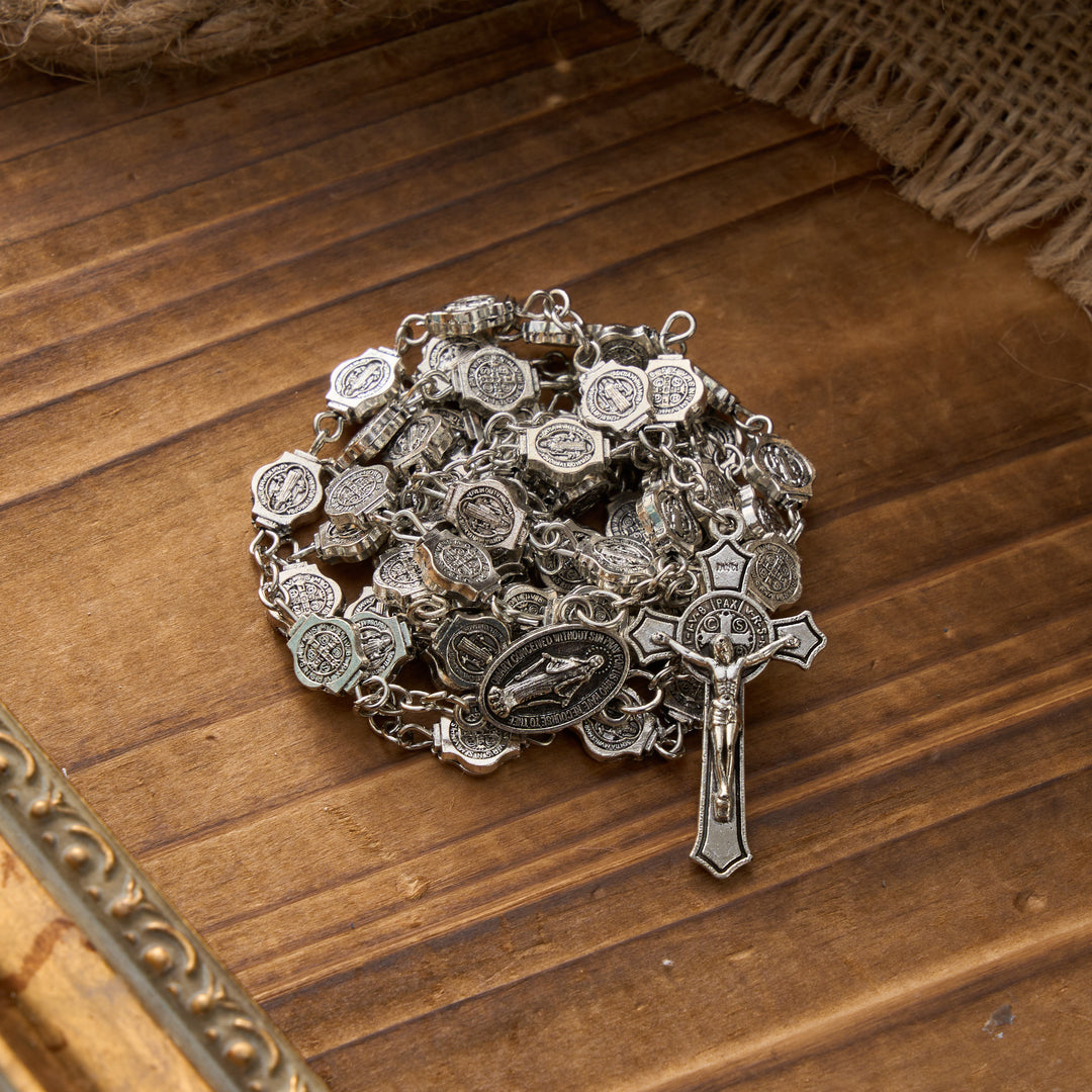 Chapelet octogonal à l'effigie de Saint Benoît avec pendentif crucifix, par Christianartworkshop : symbole de protection divine et de prière inébranlable - image 4