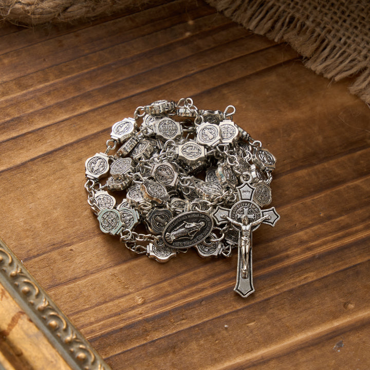 Chapelet octogonal à l'effigie de Saint Benoît avec pendentif crucifix, par Christianartworkshop : symbole de protection divine et de prière inébranlable - image 4