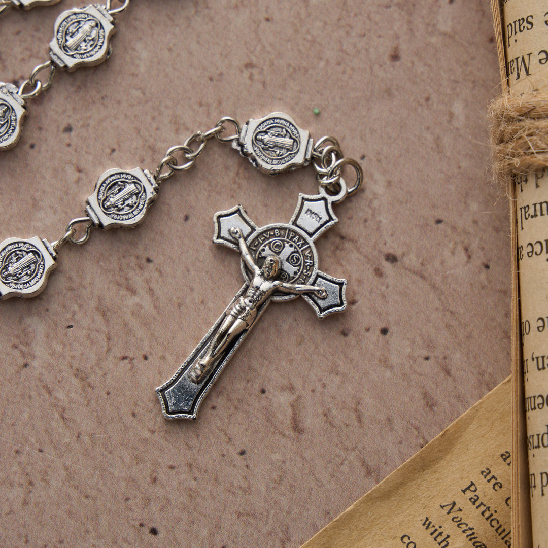 Chapelet octogonal à l'effigie de Saint Benoît avec pendentif crucifix, par Christianartworkshop : symbole de protection divine et de prière inébranlable - image 7
