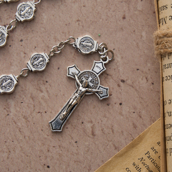 Chapelet octogonal à l'effigie de Saint Benoît avec pendentif crucifix, par Christianartworkshop : symbole de protection divine et de prière inébranlable - image 7