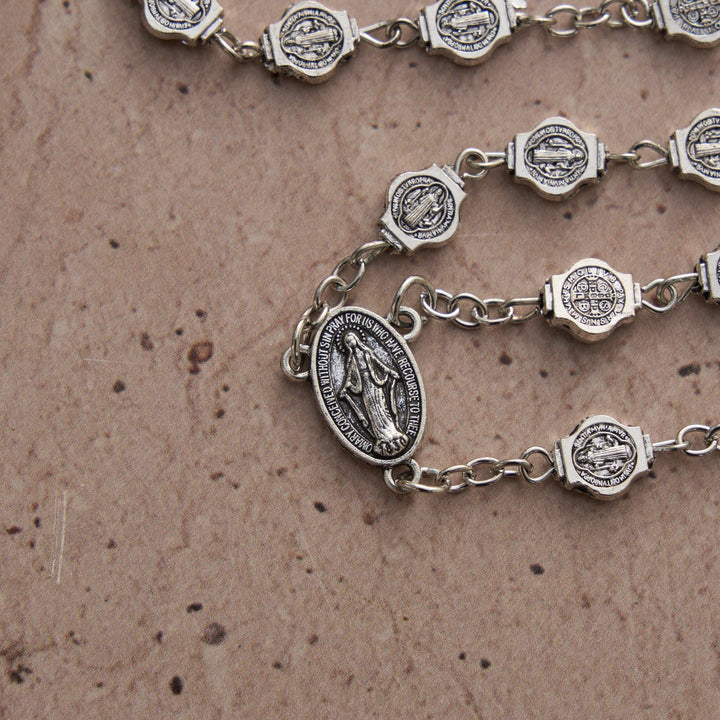 Chapelet octogonal à l'effigie de Saint Benoît avec pendentif crucifix, par Christianartworkshop : symbole de protection divine et de prière inébranlable - image 6