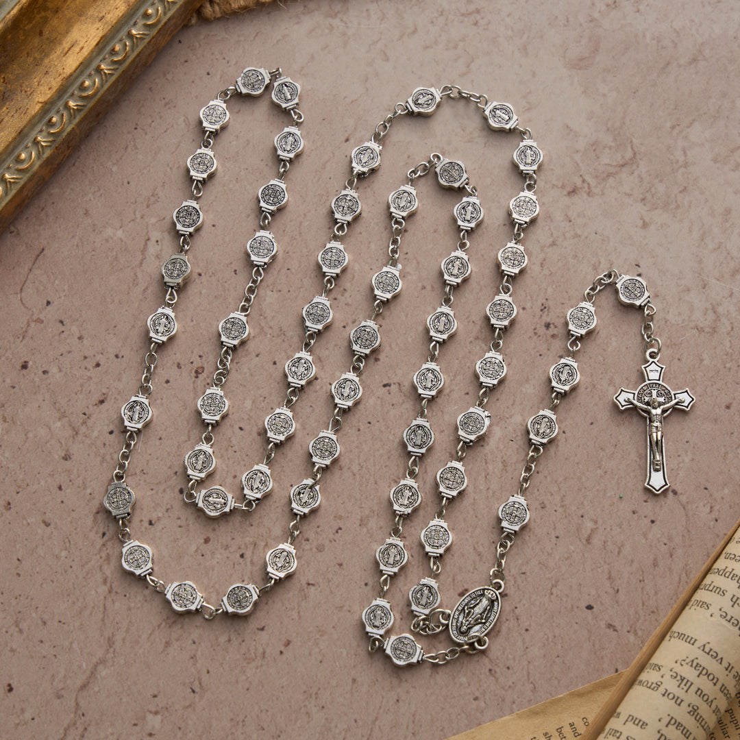 Chapelet octogonal à l'effigie de Saint Benoît avec pendentif crucifix, par Christianartworkshop : symbole de protection divine et de prière inébranlable - image 3