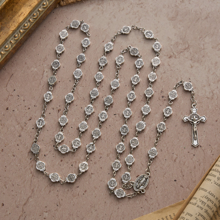 Chapelet octogonal à l'effigie de Saint Benoît avec pendentif crucifix, par Christianartworkshop : symbole de protection divine et de prière inébranlable - image 3