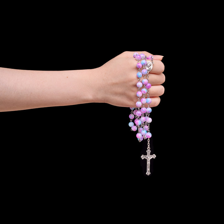 Chapelet en perles de verre marbrées roses et bleues avec médaille de la Vierge à l'Enfant et crucifix, Christianartworkshop - image 1