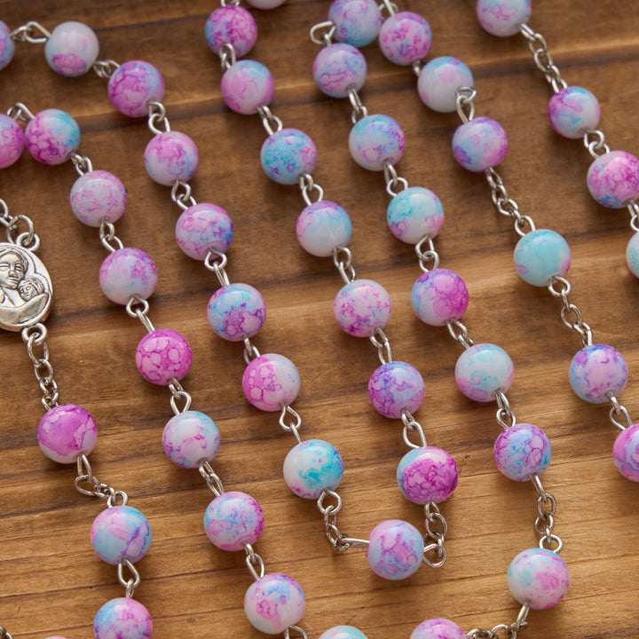 Chapelet en perles de verre marbrées roses et bleues avec médaille de la Vierge à l'Enfant et crucifix, Christianartworkshop - image 5