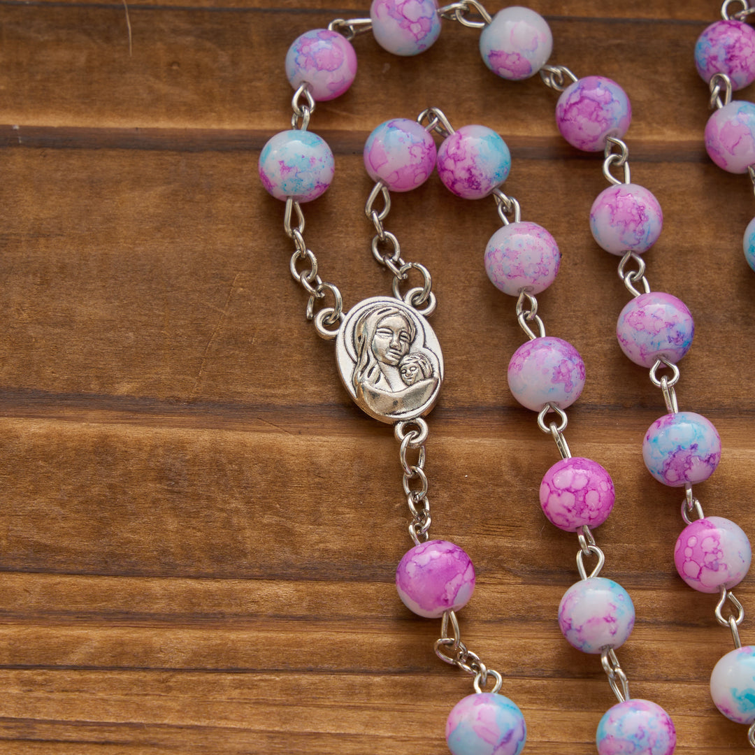 Chapelet en perles de verre marbrées roses et bleues avec médaille de la Vierge à l'Enfant et crucifix, Christianartworkshop - image 6
