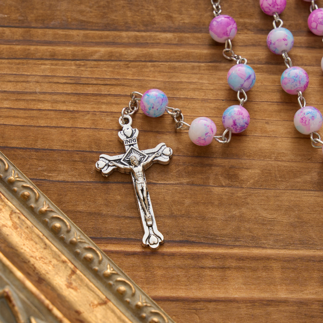 Chapelet en perles de verre marbrées roses et bleues avec médaille de la Vierge à l'Enfant et crucifix, Christianartworkshop - image 7