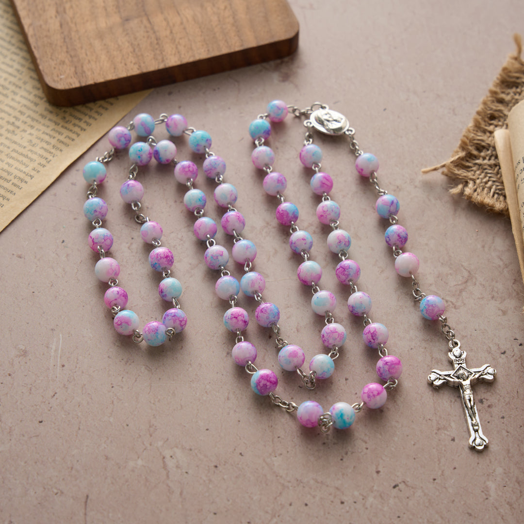 Chapelet en perles de verre marbrées roses et bleues avec médaille de la Vierge à l'Enfant et crucifix, Christianartworkshop - image 4