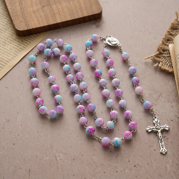 Chapelet en perles de verre marbrées roses et bleues avec médaille de la Vierge à l'Enfant et crucifix, Christianartworkshop - image 4