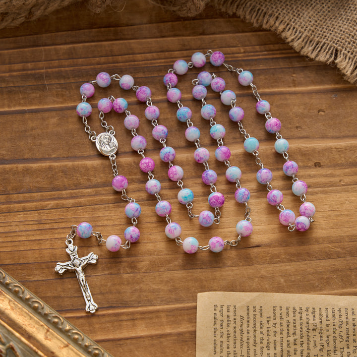 Chapelet en perles de verre marbrées roses et bleues avec médaille de la Vierge à l'Enfant et crucifix, Christianartworkshop - Chapelet rose Vierge à l'Enfant - image 0