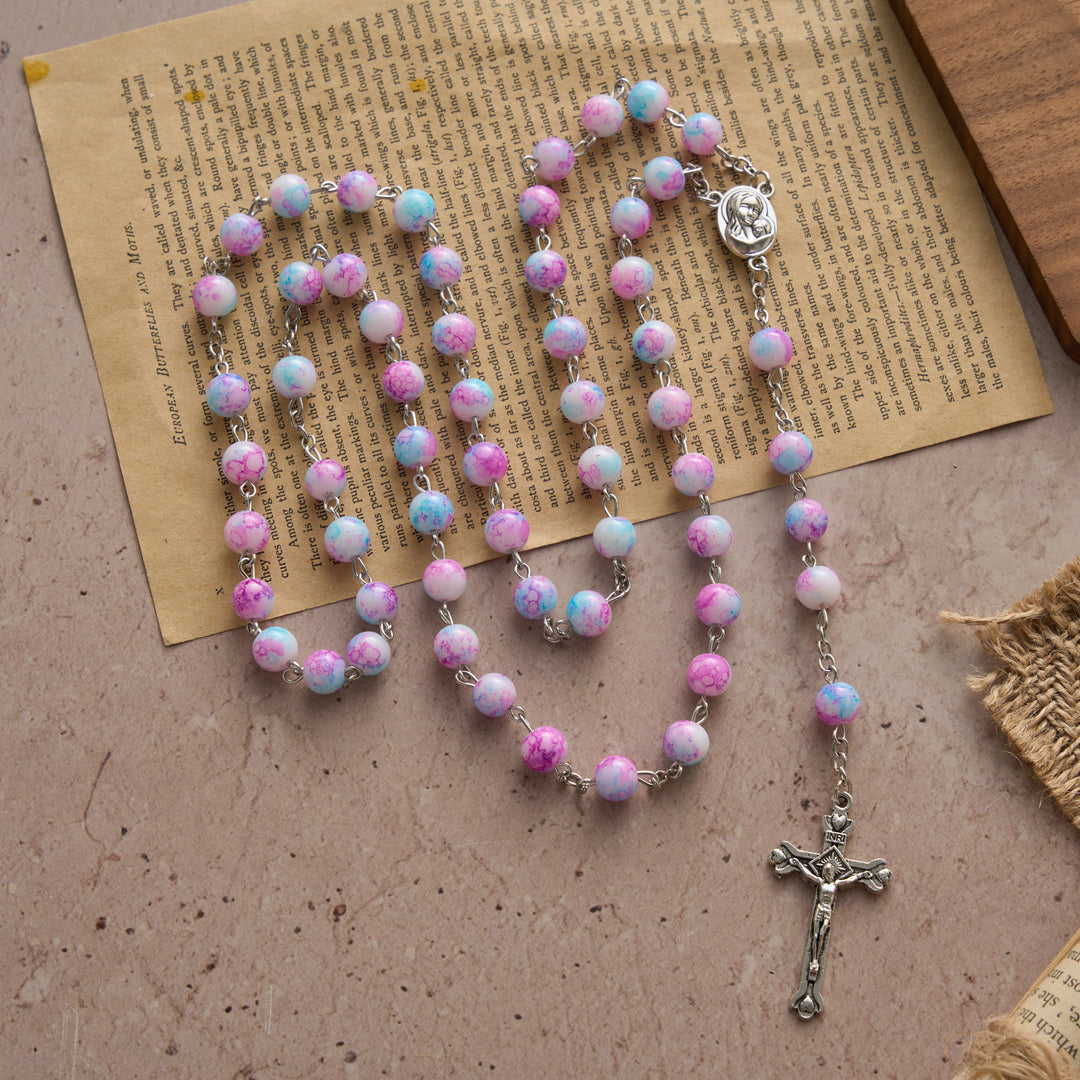 Chapelet en perles de verre marbrées roses et bleues avec médaille de la Vierge à l'Enfant et crucifix, Christianartworkshop - image 3