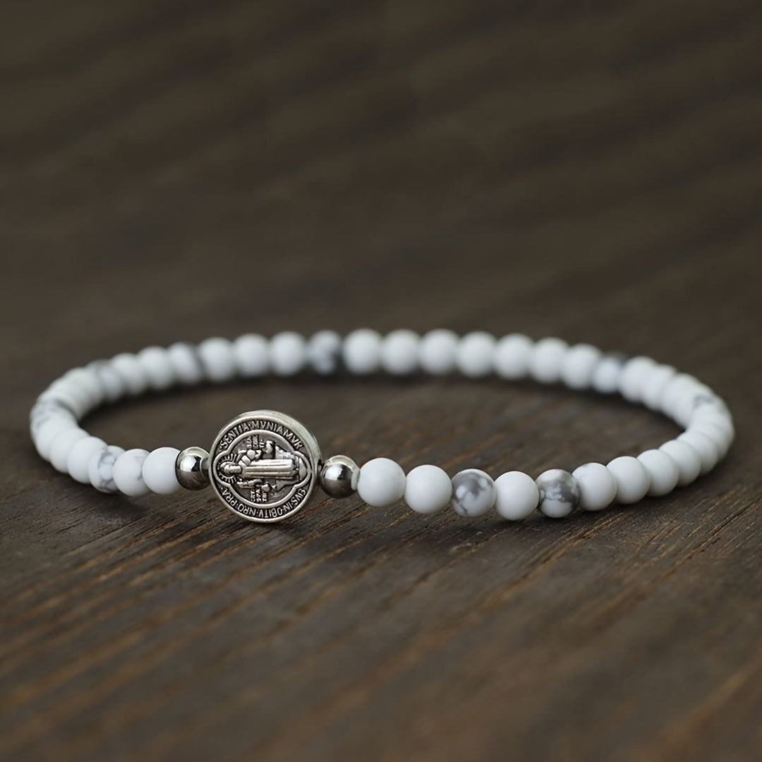 Christianartworkshop Bracelet extensible en perles de pierre naturelle avec entretoises ornées de médailles de saint Benoît en relief : un symbole de protection divine - image 2