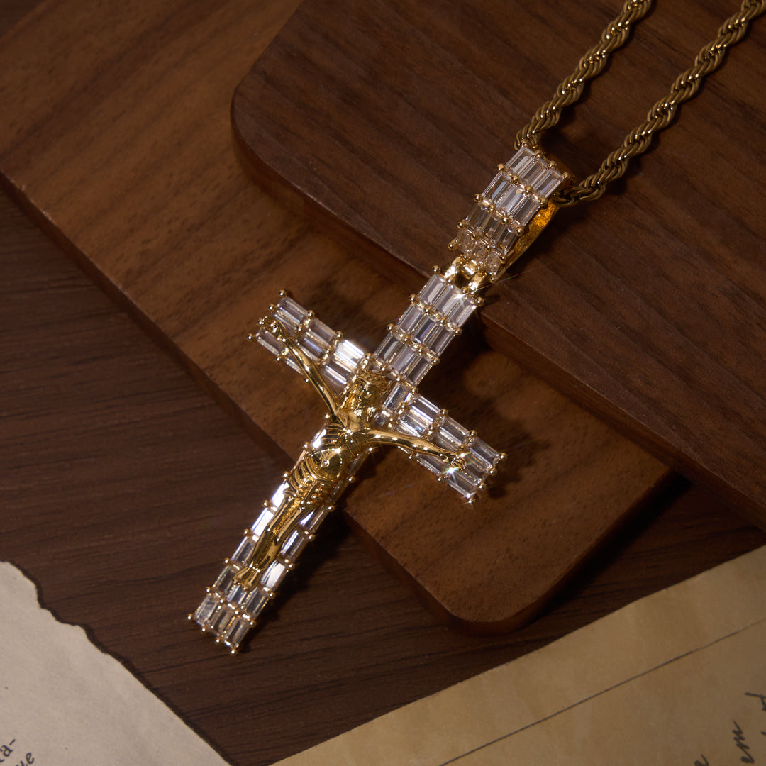Christianartworkshop Collier bicolore avec pendentif crucifix serti de zircon baguette et chaîne torsadée. - Doré - Grand - image 0