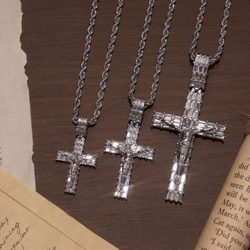 Christianartworkshop Collier bicolore avec pendentif crucifix serti de zircon baguette et chaîne torsadée. - image 1