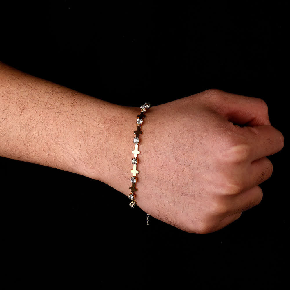Christianartworkshop Bracelet élégant à maillons croix dorés orné de strass scintillants, idéal au quotidien. - image 1
