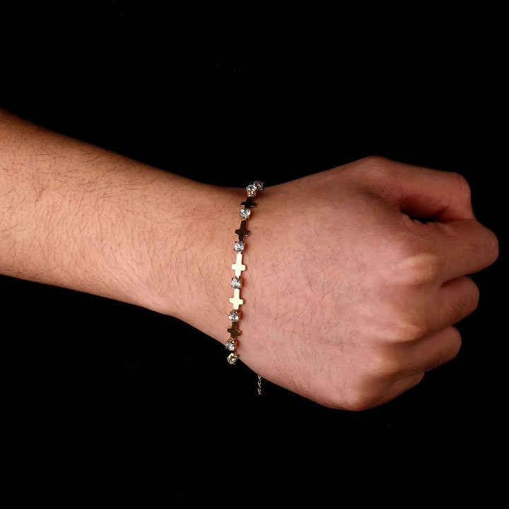 Christianartworkshop Bracelet élégant à maillons croix dorés orné de strass scintillants, idéal au quotidien. - image 1
